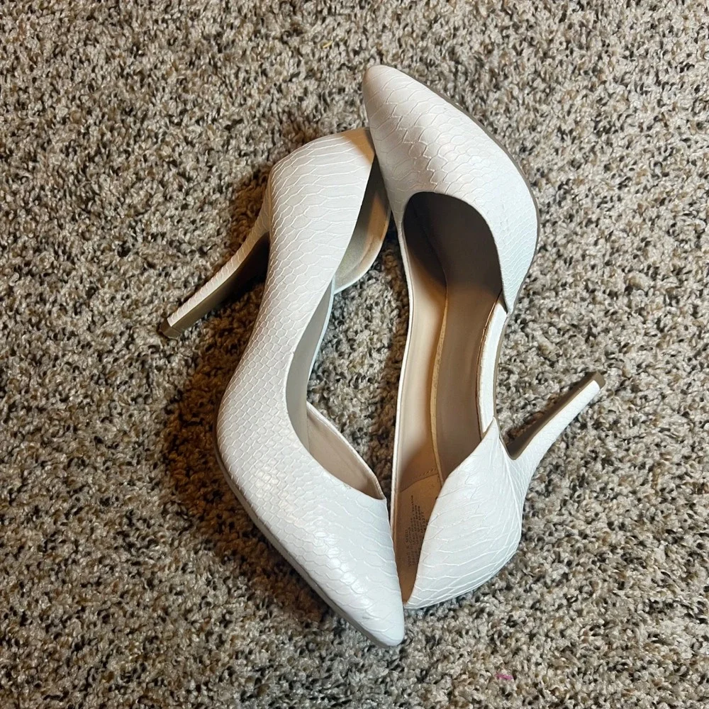 Juicy Couture White Heels Stiletto Pointed Toe Pumps Shoes‎ Size 9